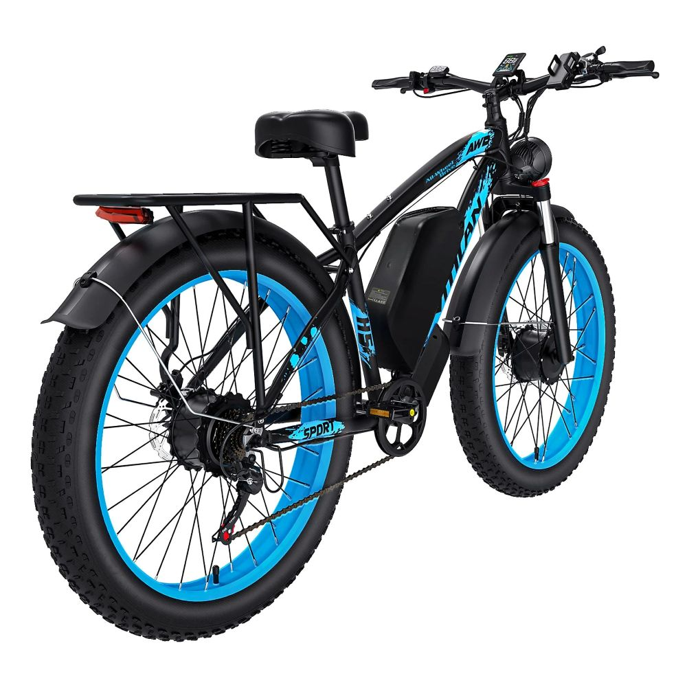 Bicicleta eléctrica negra y azul con neumáticos grandes. Cuenta con batería, portaequipajes, faro y pantalla digital.