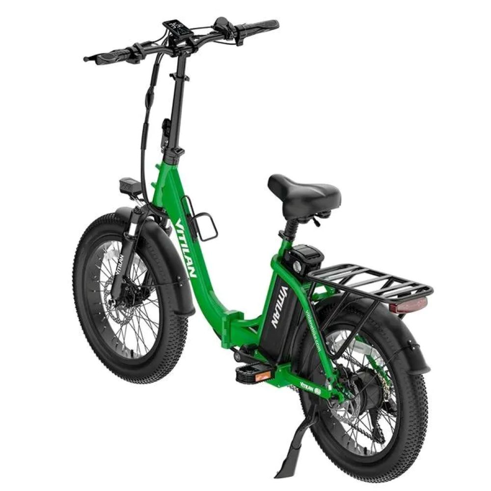 Una bicicleta eléctrica verde con neumáticos y asiento negros. La marca es VITTILAN. Tiene un portaequipajes y una pantalla.