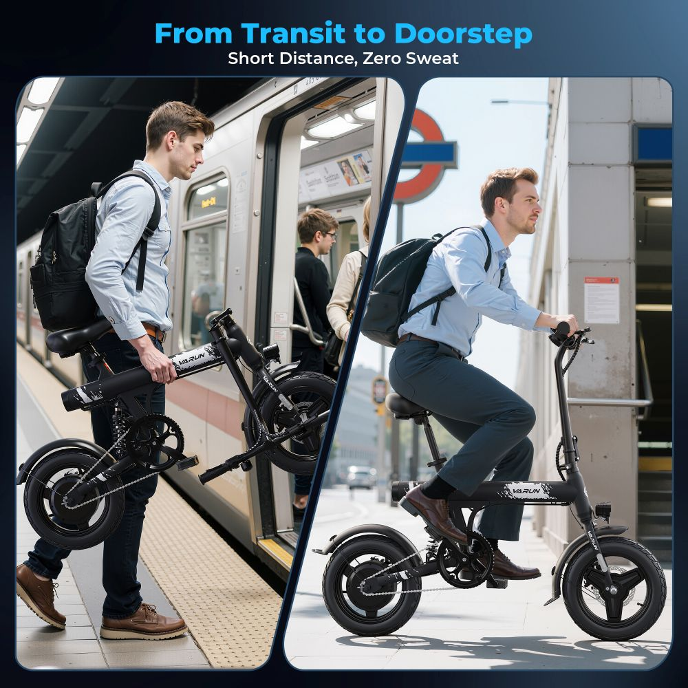 Hombre con mochila sale del tren, sosteniendo una bicicleta negra plegada. Otro hombre monta una bicicleta similar afuera.