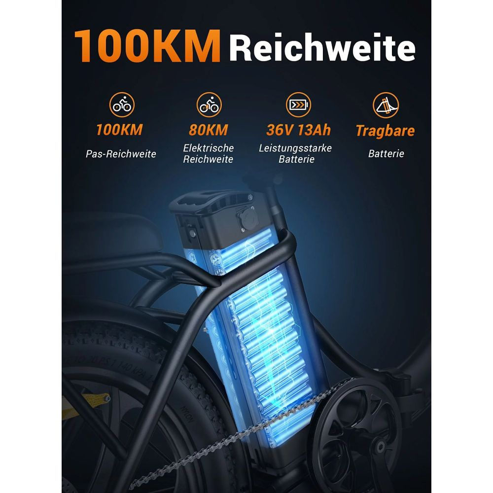 Una e-bike con un pacco batterie di grandi dimensioni, che mostra specifiche come un'autonomia di 100 km. La bici è nera con dettagli blu, catena e ingranaggi visibili.