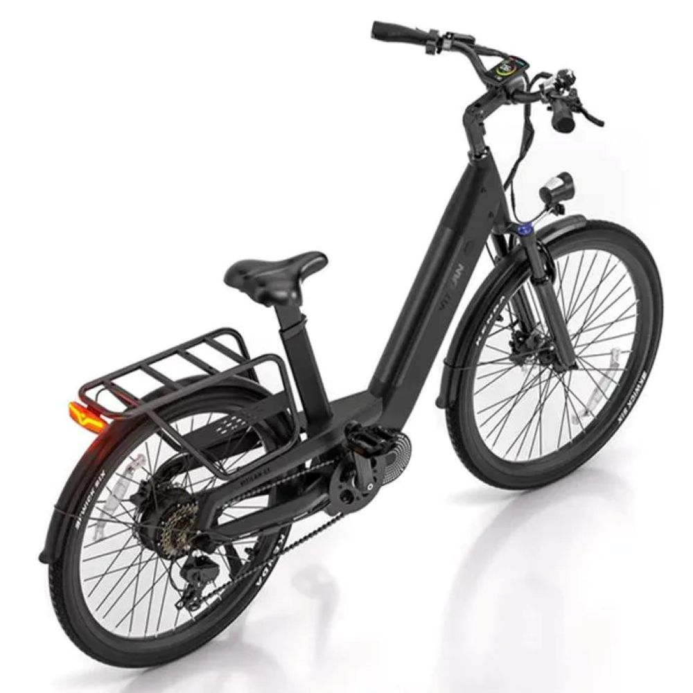Bicicleta eléctrica negra sobre una superficie blanca, con portaequipajes, asiento y manillar. Detalles incluyen ruedas y luz.