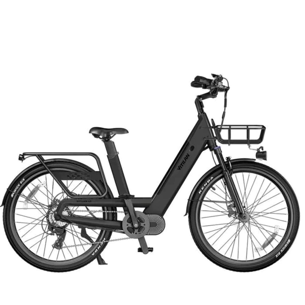 Una bicicleta eléctrica Vitilan negra con cesta, portaequipajes y neumáticos Kenda. La bicicleta está sobre un fondo blanco.
