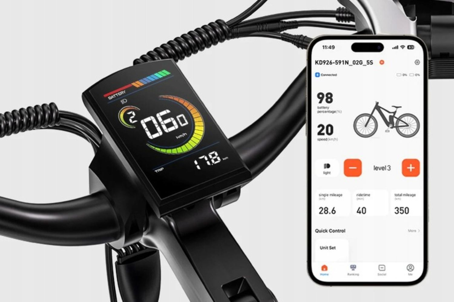 Un manillar de e-bike con pantalla que muestra velocidad y batería, y un smartphone con estadísticas.
