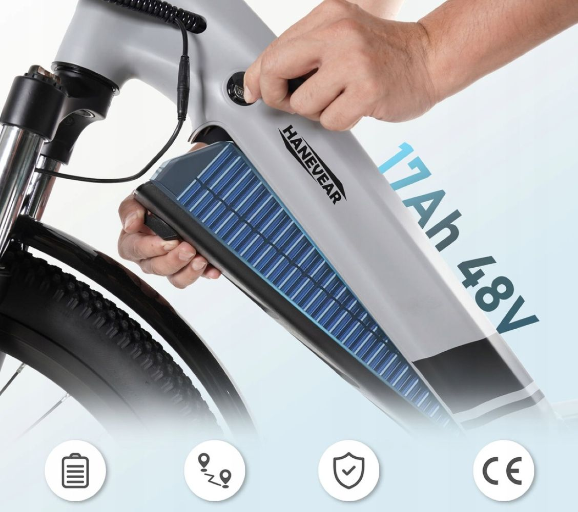 Una persona inserta una batería en una e-bike Hanevear. La batería está etiquetada con 17Ah 48V. Se muestran iconos de batería, ubicación, escudo y CE.