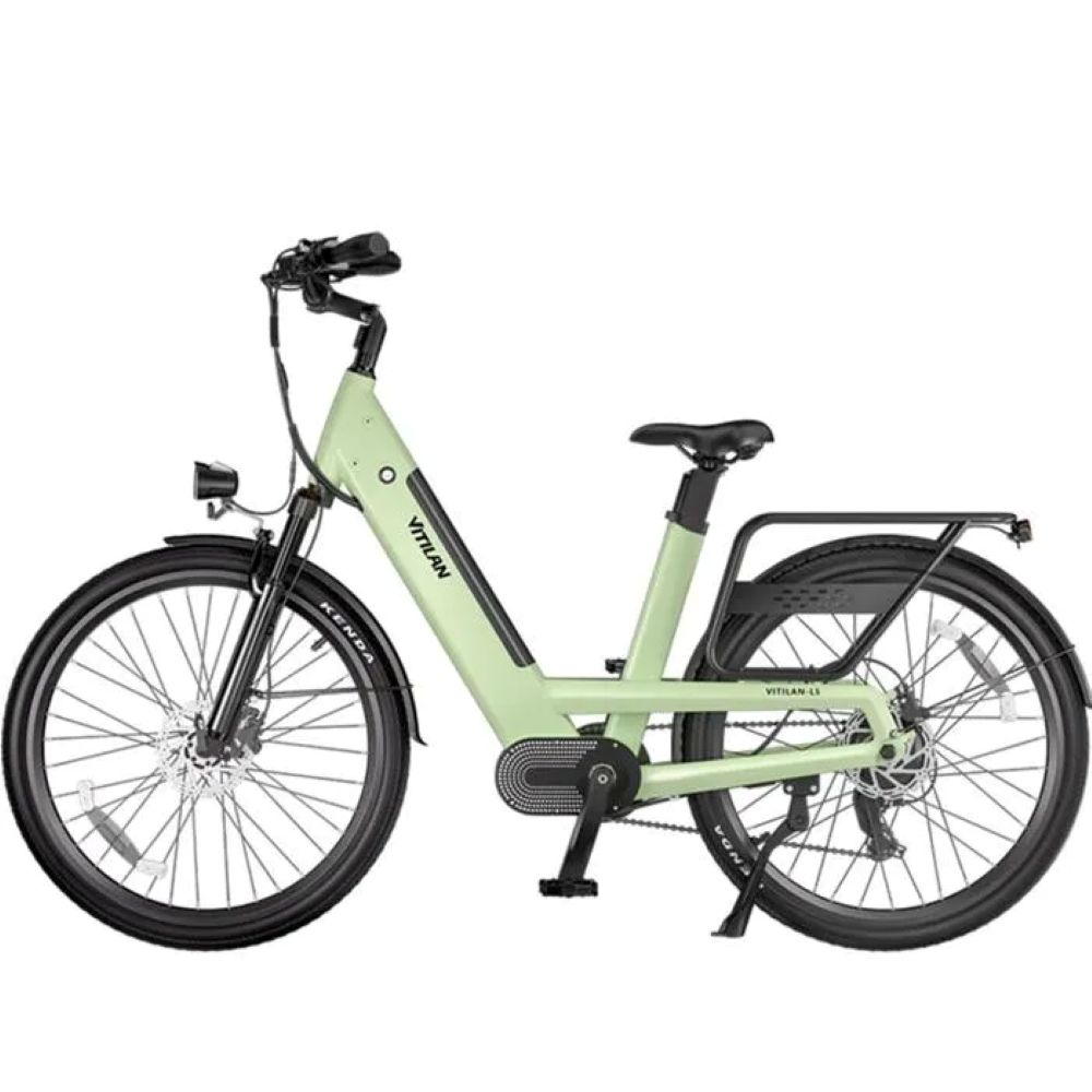 Una bicicleta eléctrica Vitilan LS verde claro. Tiene neumáticos negros, un asiento negro y una baca sobre la rueda trasera.