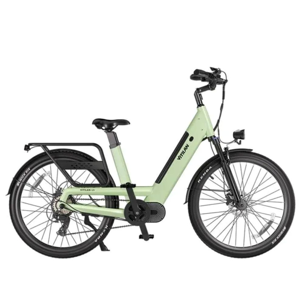 Una bicicleta Vitilan verde claro con neumáticos y componentes negros. La bicicleta tiene un portaequipajes trasero y un faro delantero.