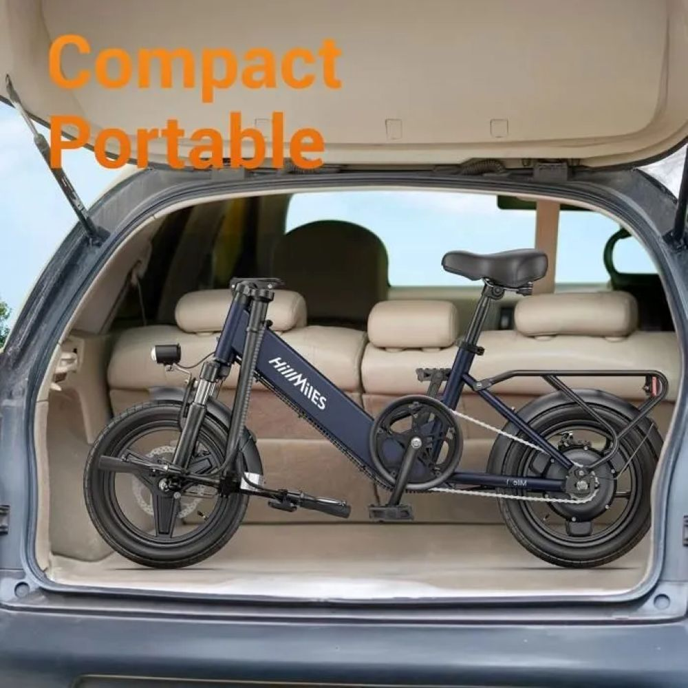 Una bicicleta eléctrica azul compacta está dentro del maletero de un coche. El maletero está abierto. Las palabras 'Compact Portable' están encima.