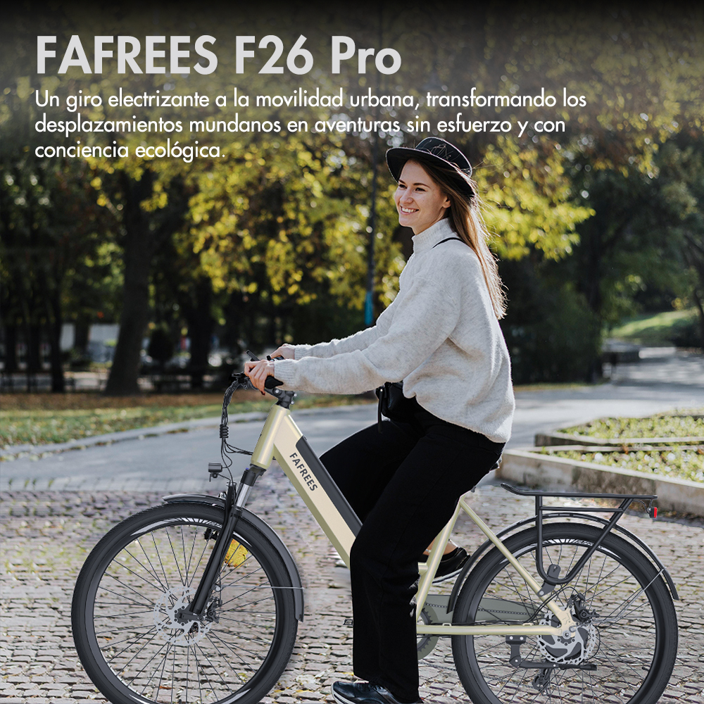 Una mujer monta en bicicleta eléctrica. La bicicleta es beige con llantas negras. La mujer usa sombrero y suéter. Árboles de fondo.