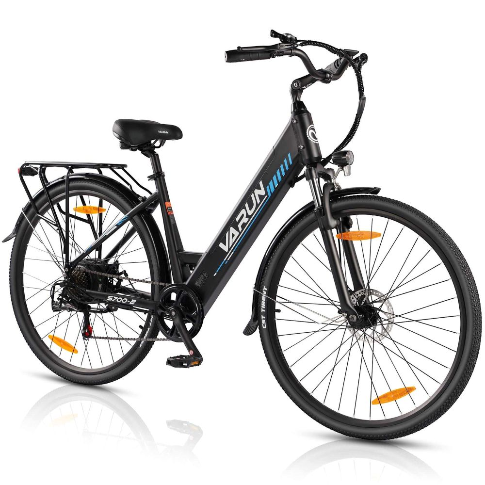 Una bicicleta eléctrica VARUN negra. Tiene portaequipajes, luces y reflectores. Los neumáticos tienen CST TIRENT escrito.