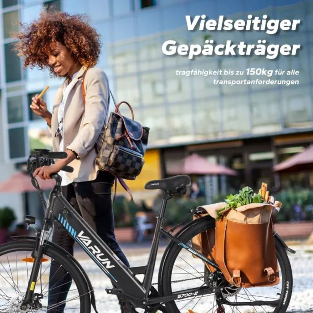 Mujer caminando con bicicleta. La bicicleta tiene una bolsa con comestibles. El texto dice 'Portaequipajes versátil'.