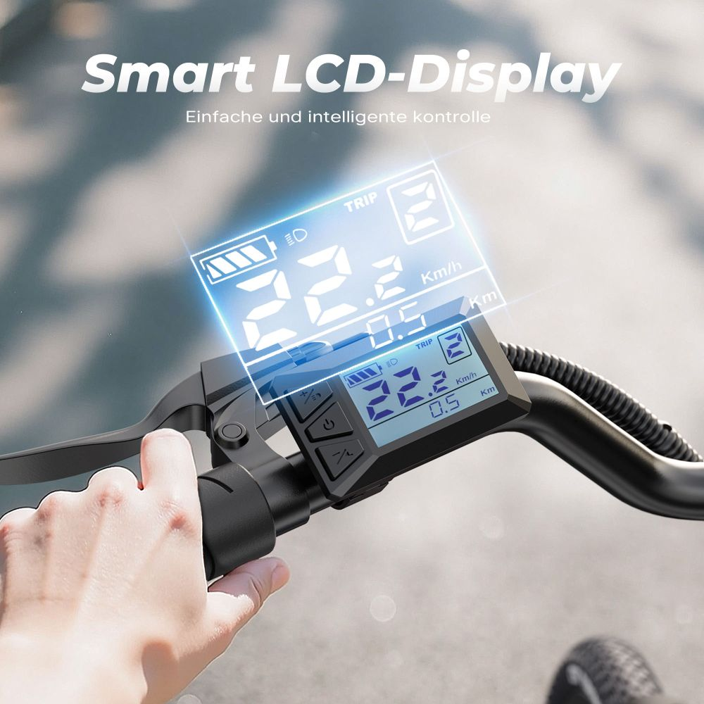 Una mano sostiene un manillar de bicicleta que muestra una pantalla digital con velocidad, distancia y otras métricas. La pantalla está etiquetada.