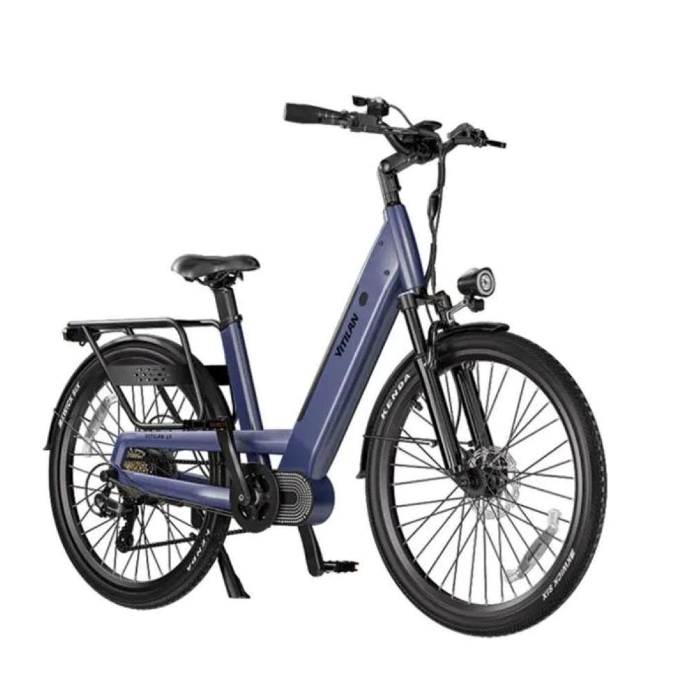 Una bicicleta eléctrica Vitilan azul. Tiene neumáticos y componentes negros, un asiento negro y un portaequipajes trasero. El fondo es blanco.