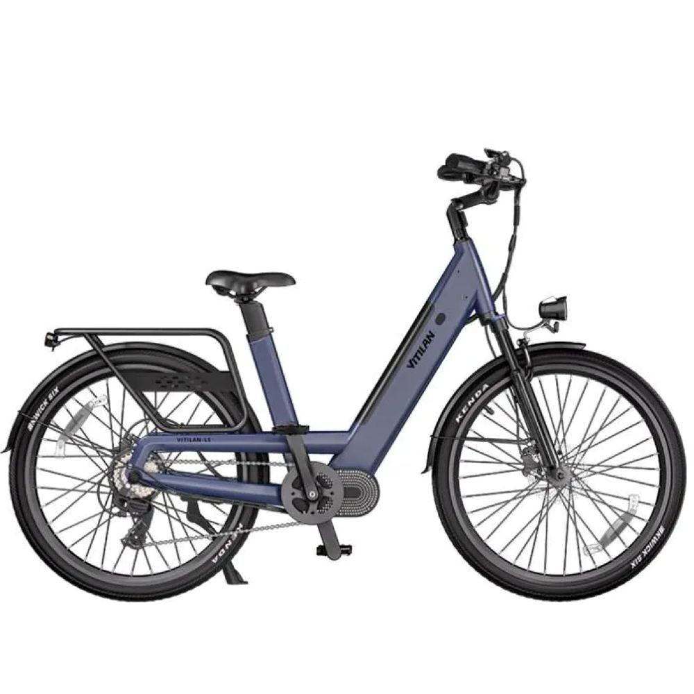 Una bicicleta eléctrica azul Viltilan sobre fondo blanco. Tiene neumáticos negros, asiento negro y portaequipajes sobre la rueda trasera.