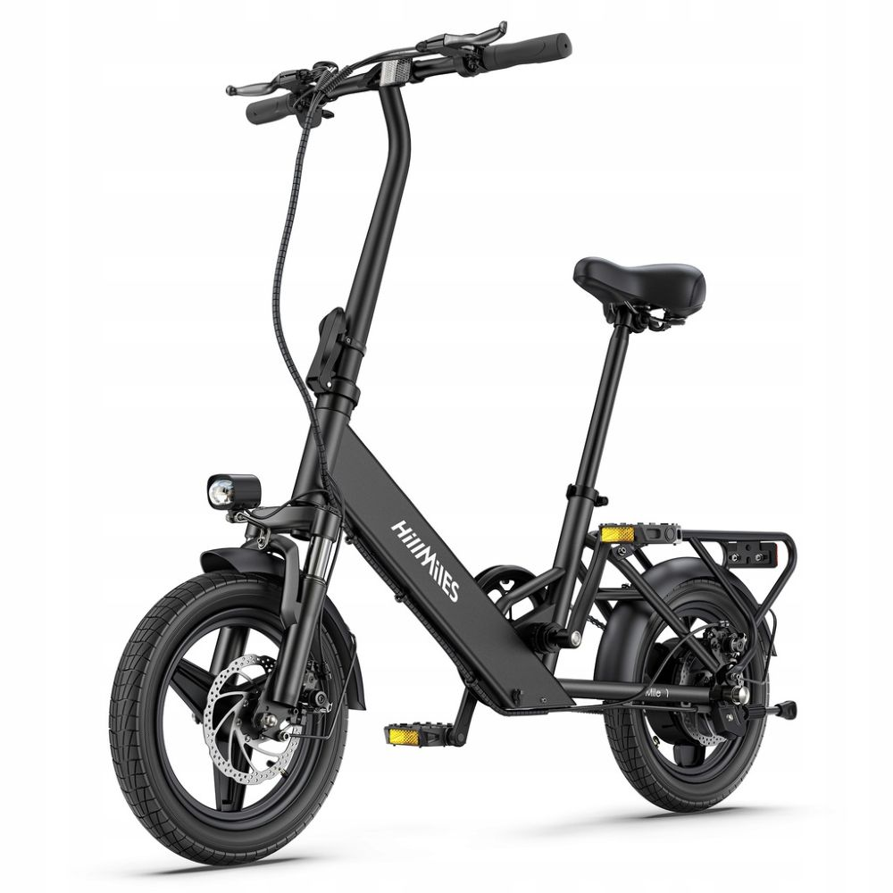 Una bicicleta eléctrica plegable negra. Tiene faro, frenos de disco y portaequipajes. Se ve la marca 'HillMiles'.