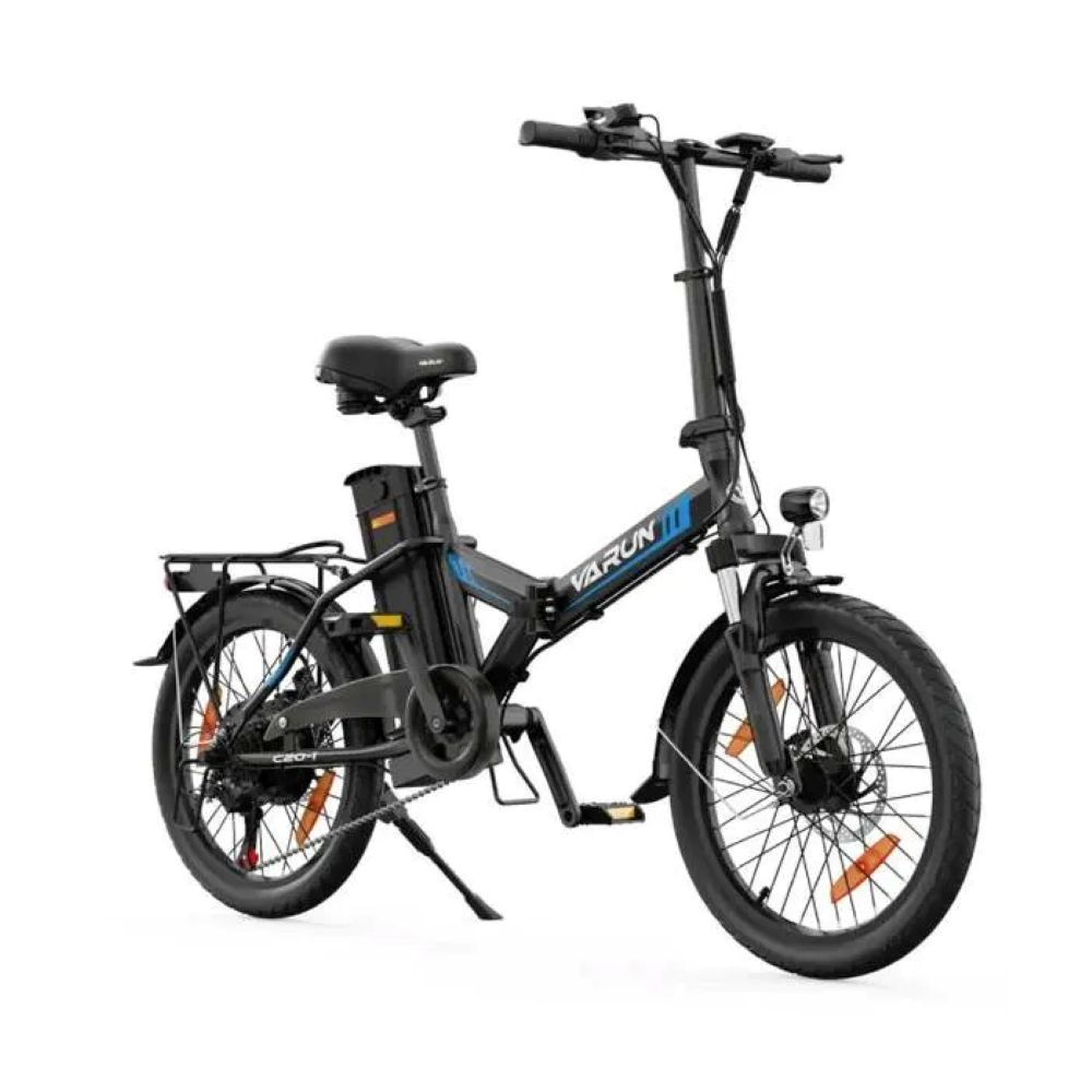 Una bicicleta eléctrica plegable negra y azul. La bicicleta está sobre un fondo blanco. Tiene la marca 'VARUN' en su cuadro.