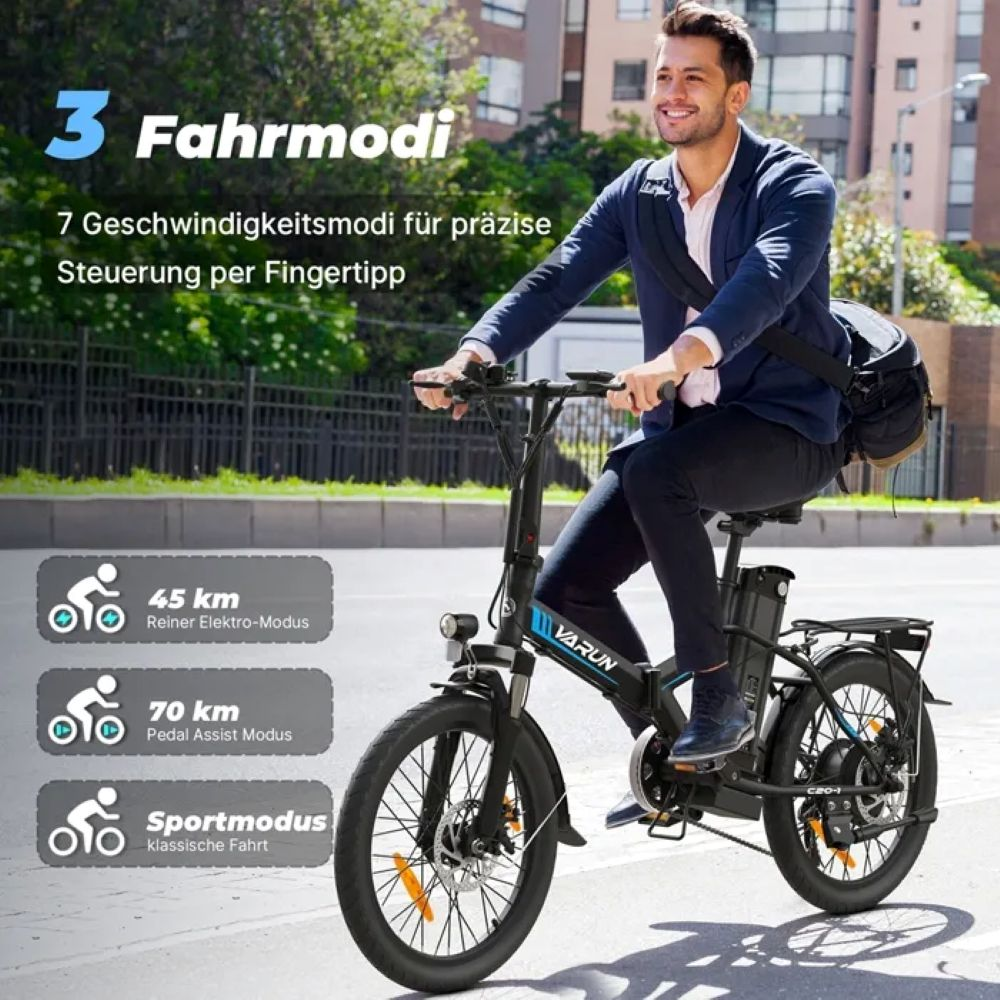 Un hombre monta en una bicicleta eléctrica en una calle. La bicicleta tiene un cuadro negro y el hombre lleva un traje.