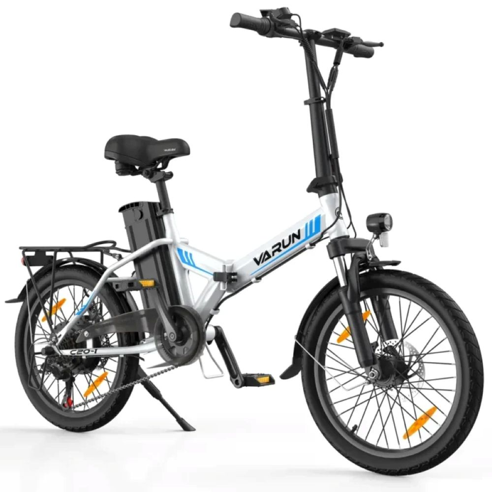 Una bicicleta eléctrica Varun blanca y negra. Tiene neumáticos, asiento y manillar negros. La bicicleta está sobre un fondo blanco.