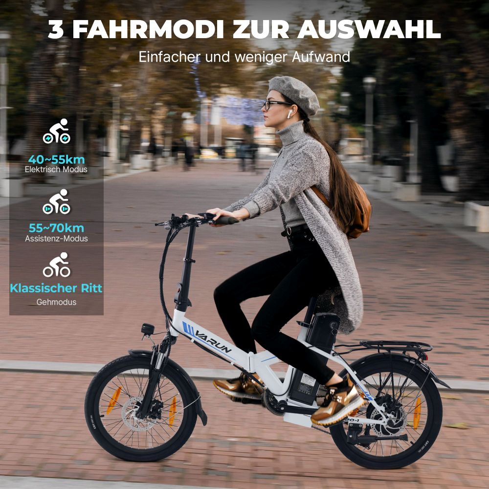 Una mujer monta una e-bike VARUN blanca. Texto a la izquierda detalla modos: eléctrico, asistencia y paseo clásico. El fondo es borroso.