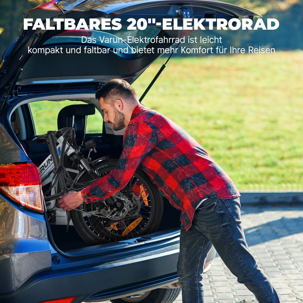 Un hombre con una camisa a cuadros roja carga una bicicleta eléctrica negra plegada en un maletero. La bicicleta está parcialmente en el maletero.