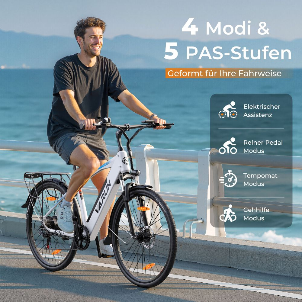 Un hombre monta en una bicicleta eléctrica blanca. El texto indica 4 modos y 5 niveles. La bicicleta tiene un marco negro y está etiquetada 'VARUN'.