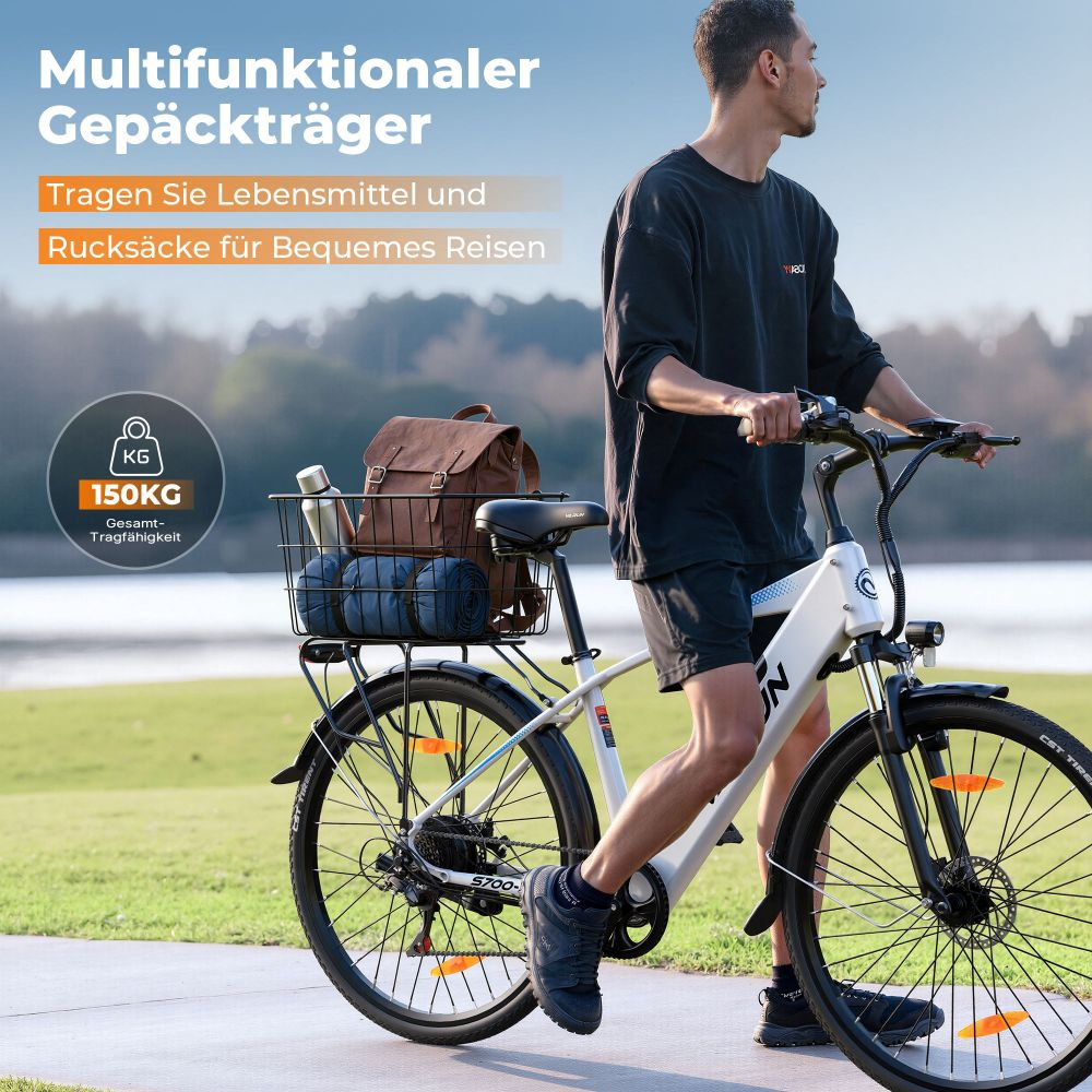 Un hombre monta en bicicleta blanca con una cesta que lleva una bolsa marrón, una botella de agua y una manta enrollada. Texto a la izquierda: Gepäckträger.