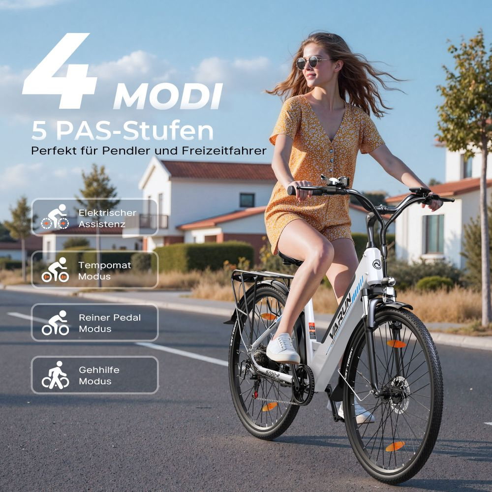 Una mujer monta en bicicleta eléctrica blanca en una carretera. La bicicleta tiene una baca negra. La mujer lleva gafas de sol y un mono amarillo.