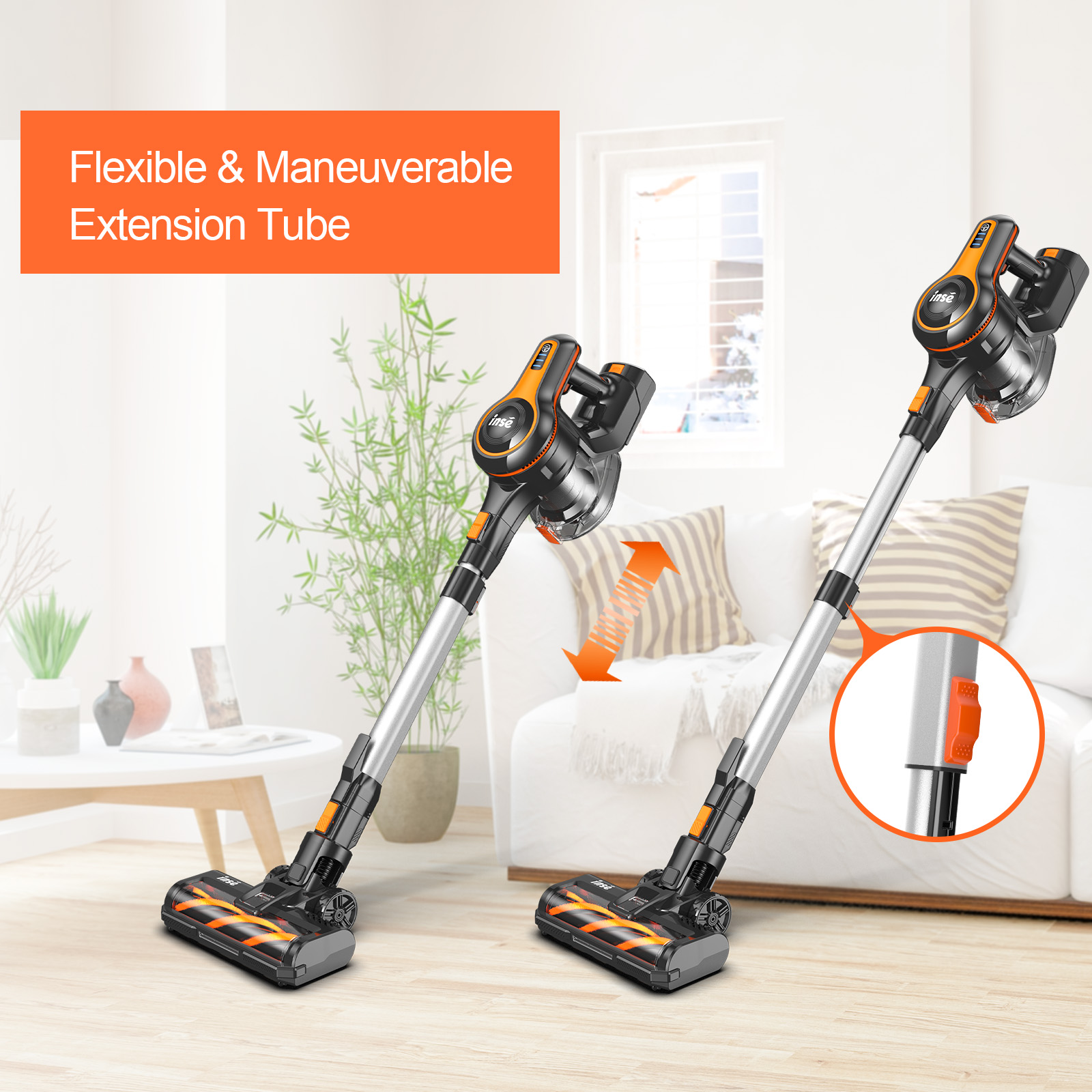 Dwa czarne i pomarańczowe odkurzacze z elastycznymi rurami. Jeden pokazuje regulację rury. Tło: pokój dzienny.