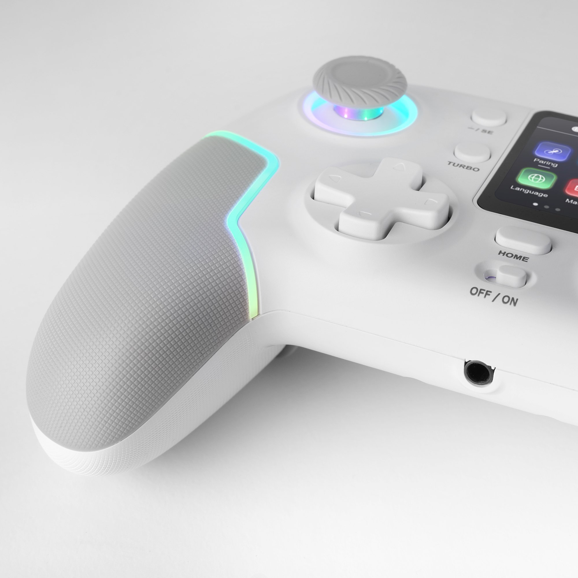 Controller di gioco bianco con impugnature grigie, pulsanti illuminati e un piccolo schermo. Pulsanti: home, turbo e pairing.