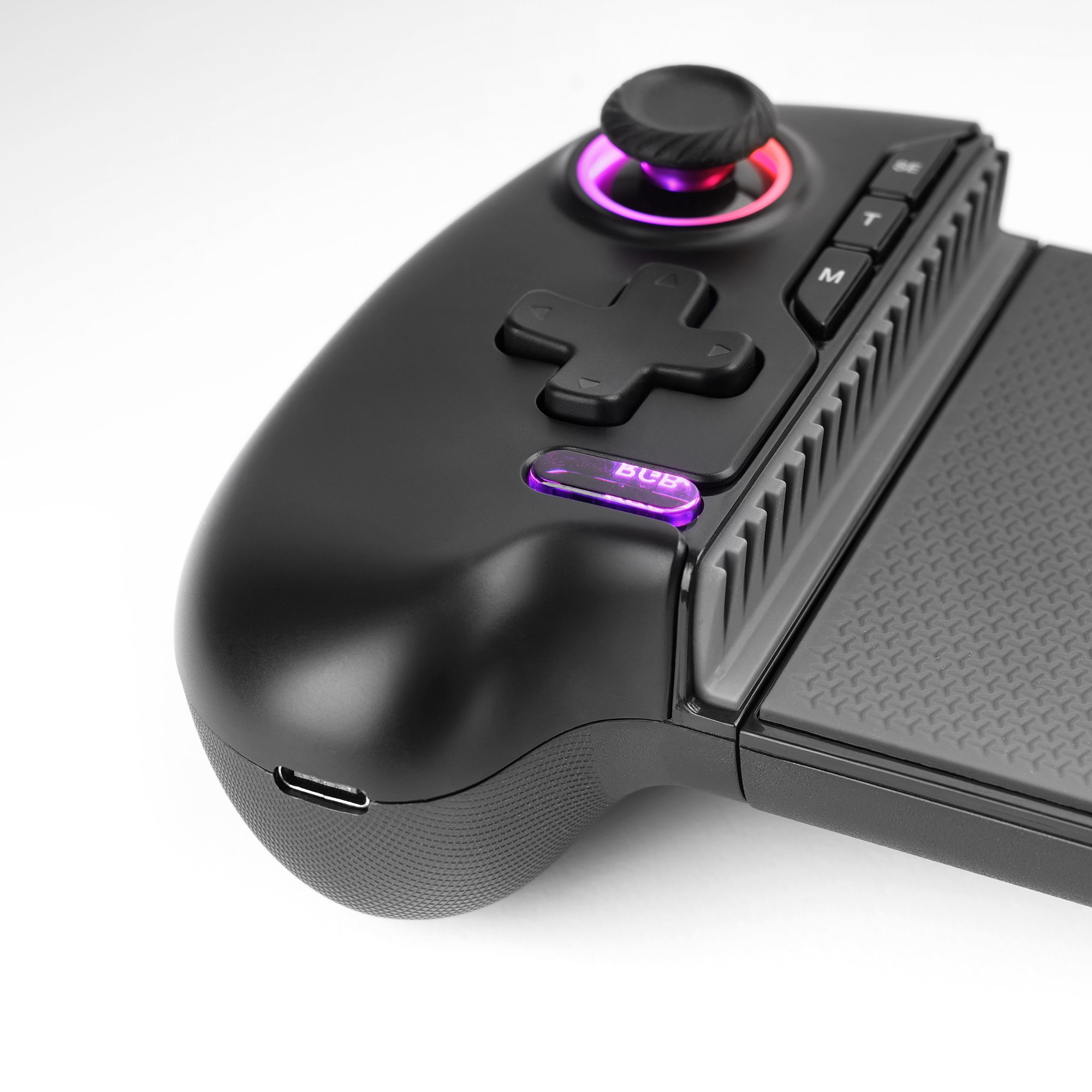 Controlador de juegos negro con botones, joystick y puerto USB. El joystick tiene una luz morada y roja brillante.