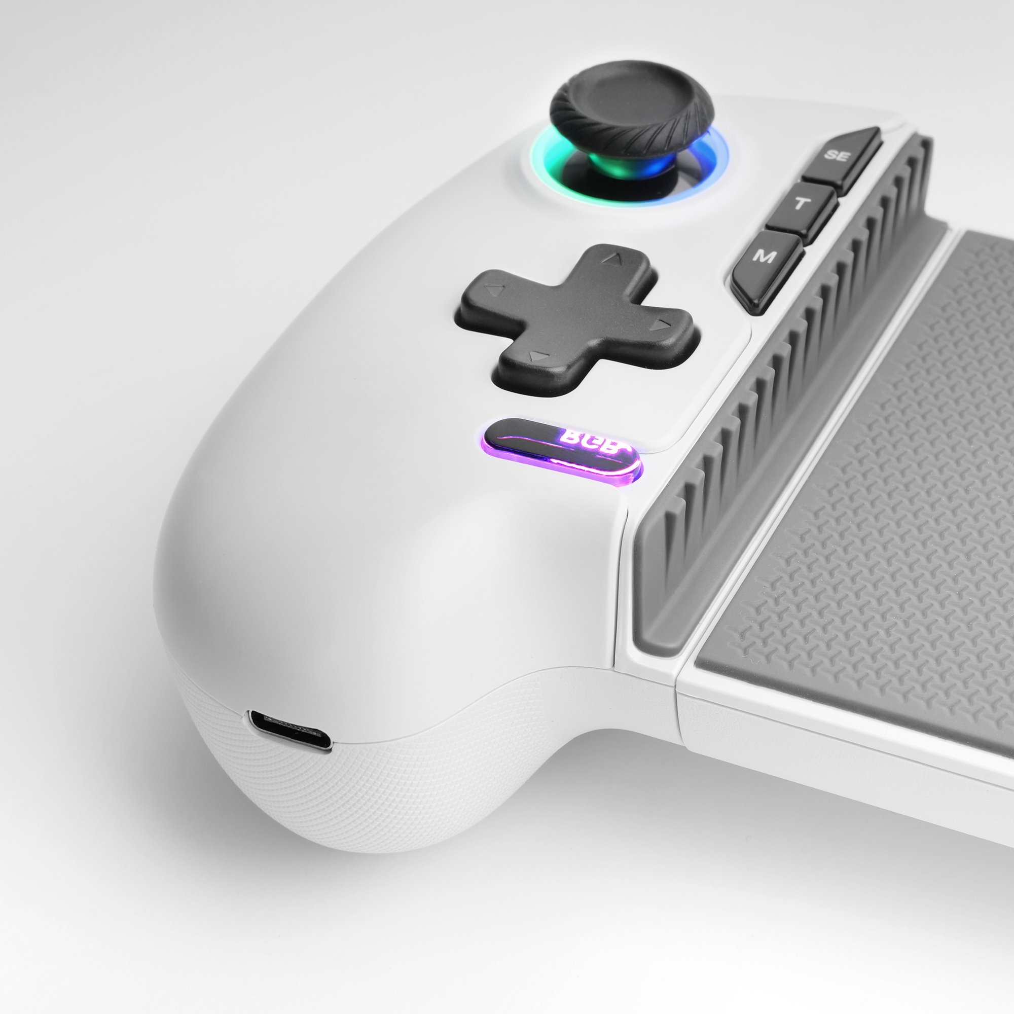 Controller di gioco bianco con pulsanti e joystick neri, illuminato con luci blu, verdi e viola.