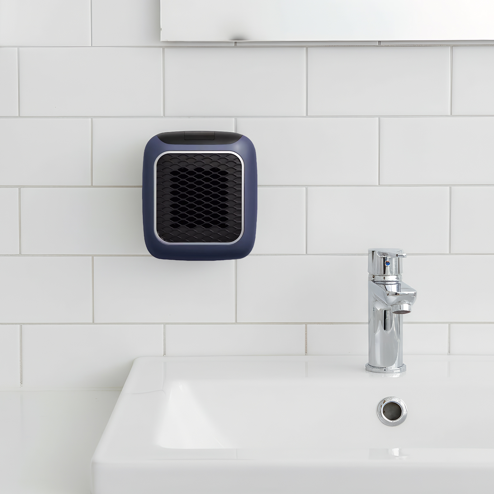 Badezimmerszene. Ein blauer Elektroheizer ist an einer weiß gefliesten Wand montiert. Ein Waschbecken und Wasserhahn sind im Vordergrund.
