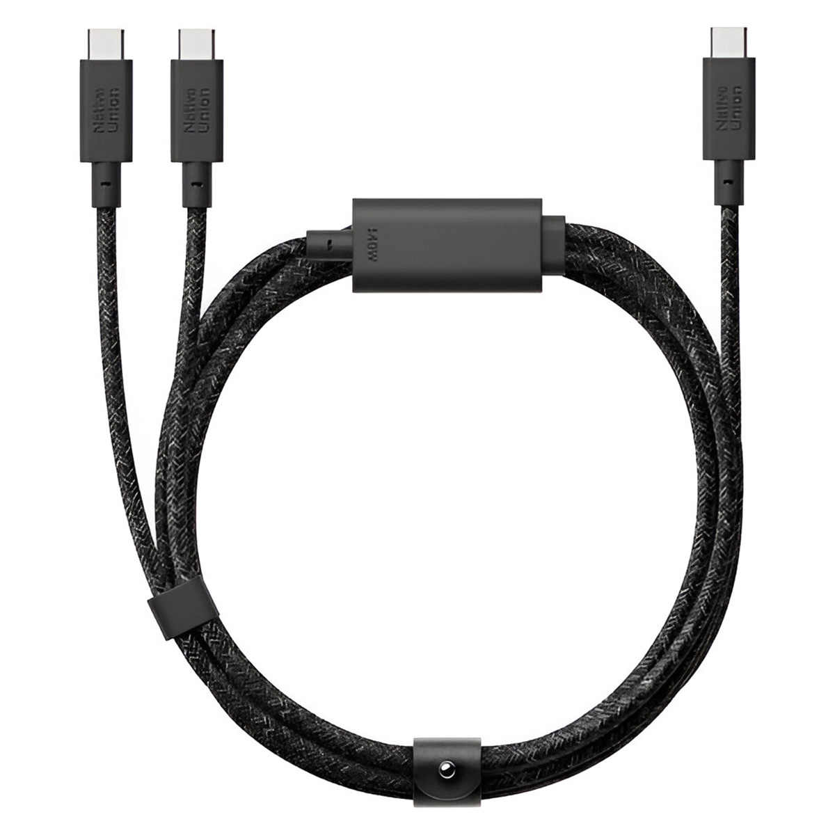 Schwarzes USB-C-Ladekabel mit drei Anschlüssen. Das Kabel ist geflochten und hat eine Leistung von 140 W.