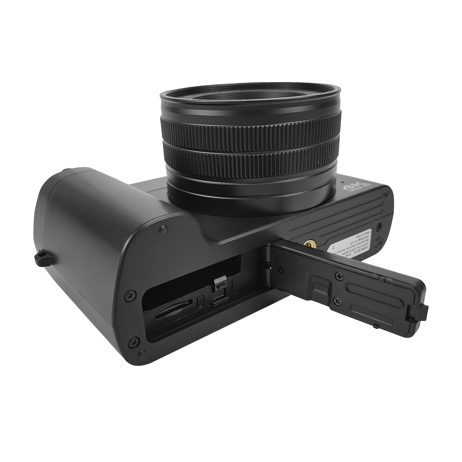 Czarny aparat z obiektywem. Otwarta pokrywa baterii. Widoczne gniazdo kart SD. Białe tło.