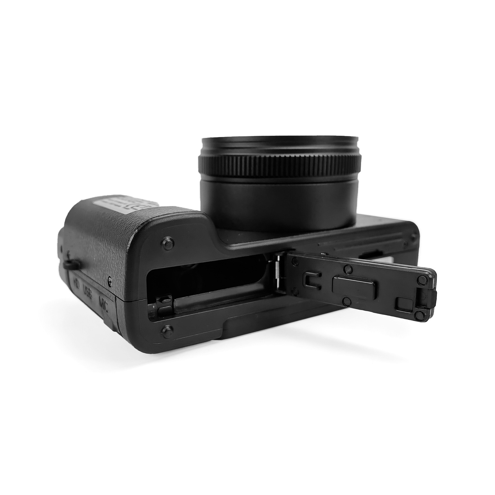 Czarny aparat z otwartą klapką baterii i obiektywem. Na białym tle.