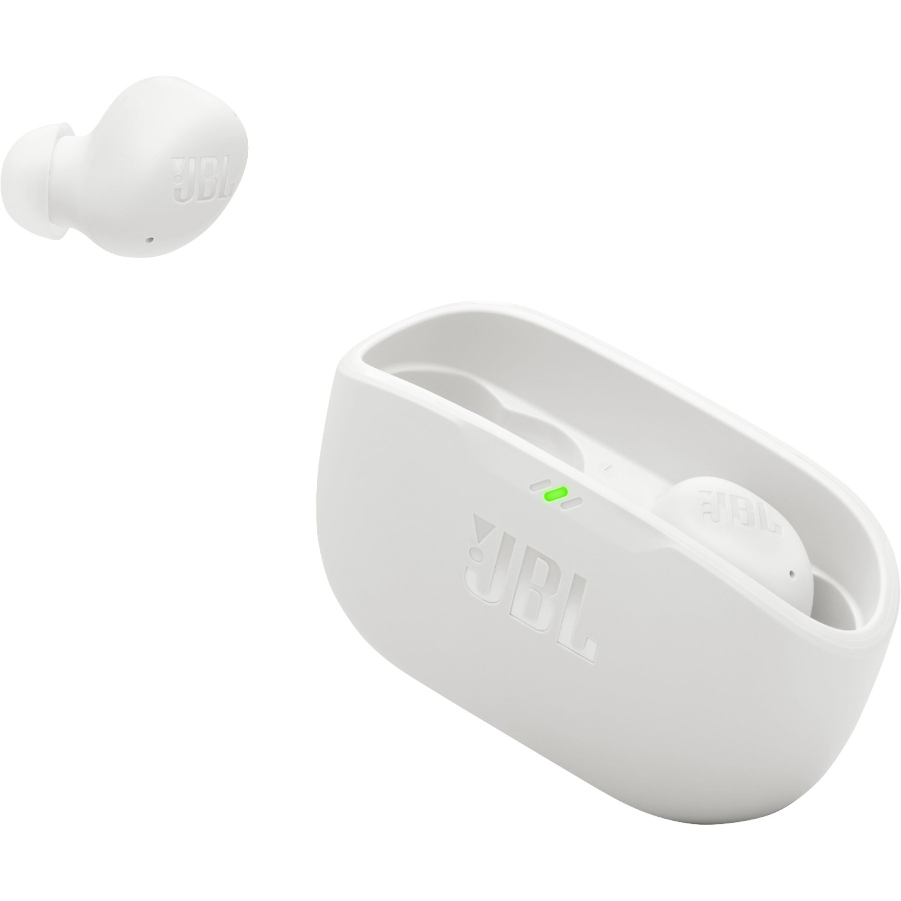 Weiße JBL-Ohrhörer und Ladeetui auf weißem Hintergrund. Das Etui hat ein grünes Licht. Das JBL-Logo ist sichtbar.