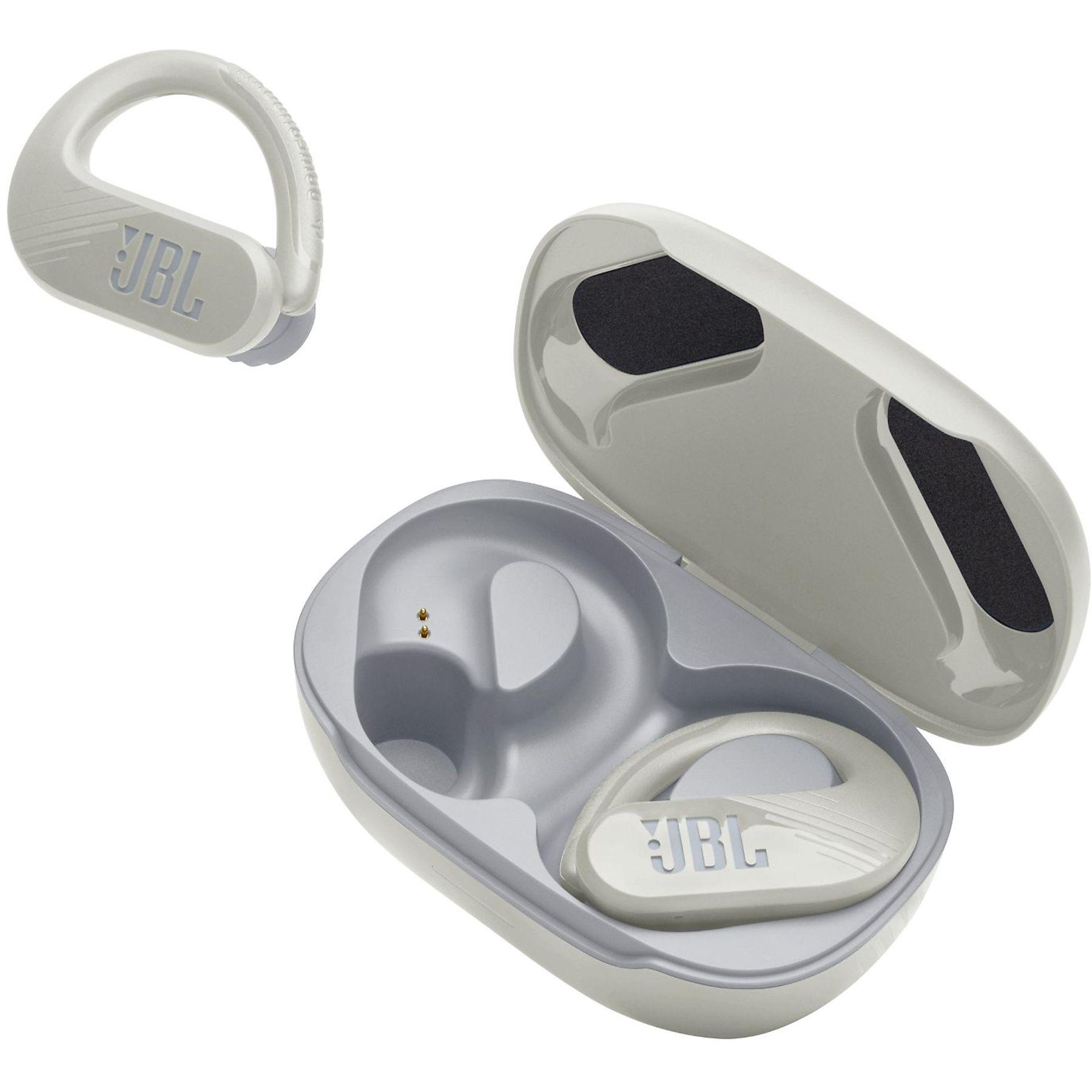 Białe słuchawki JBL i etui ładujące na białym tle. Jeden pączek jest osobny. Etui jest otwarte.