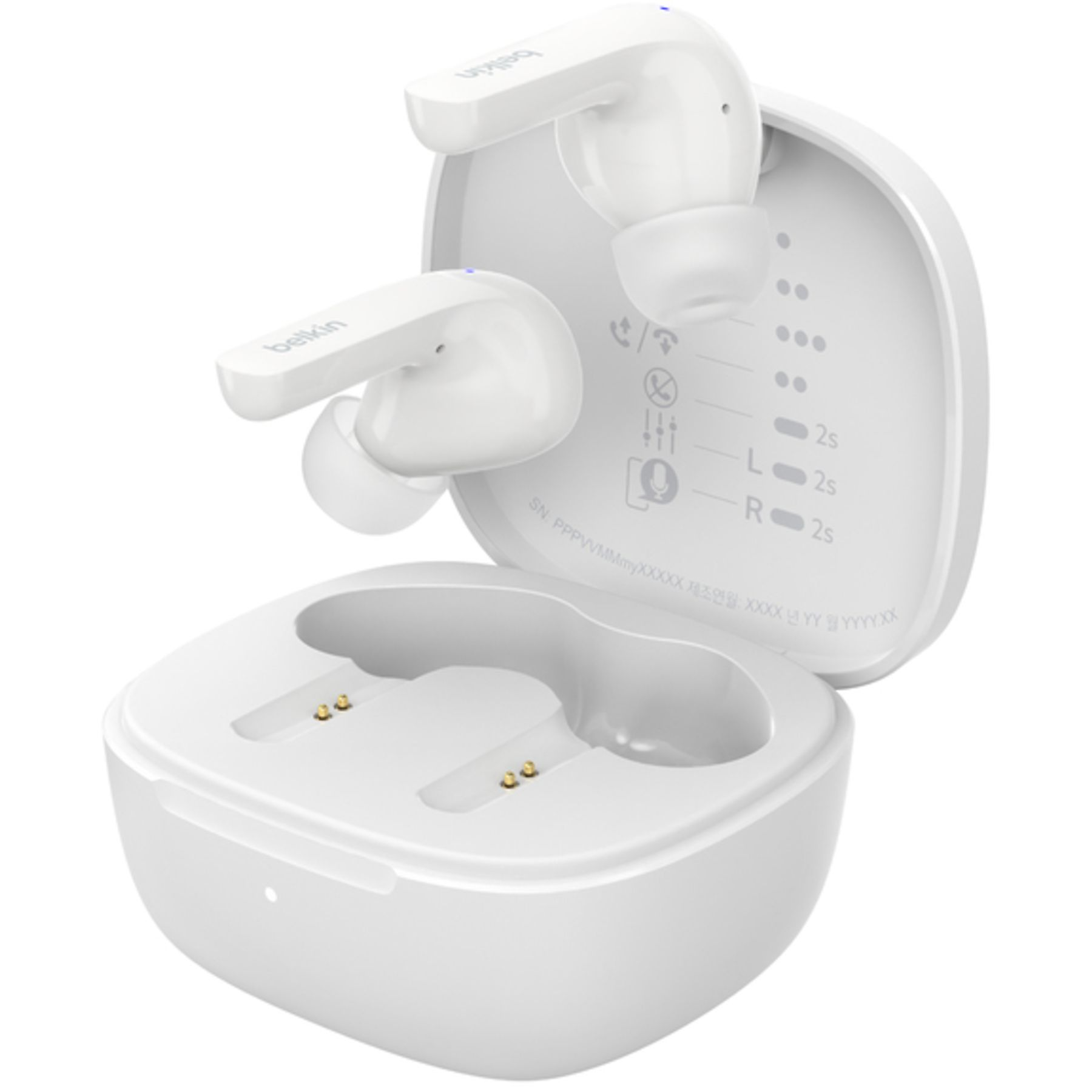 Witte Belkin oortelefoons in een oplaadcase. De case is open en toont de oortelefoons en oplaadpoorten.