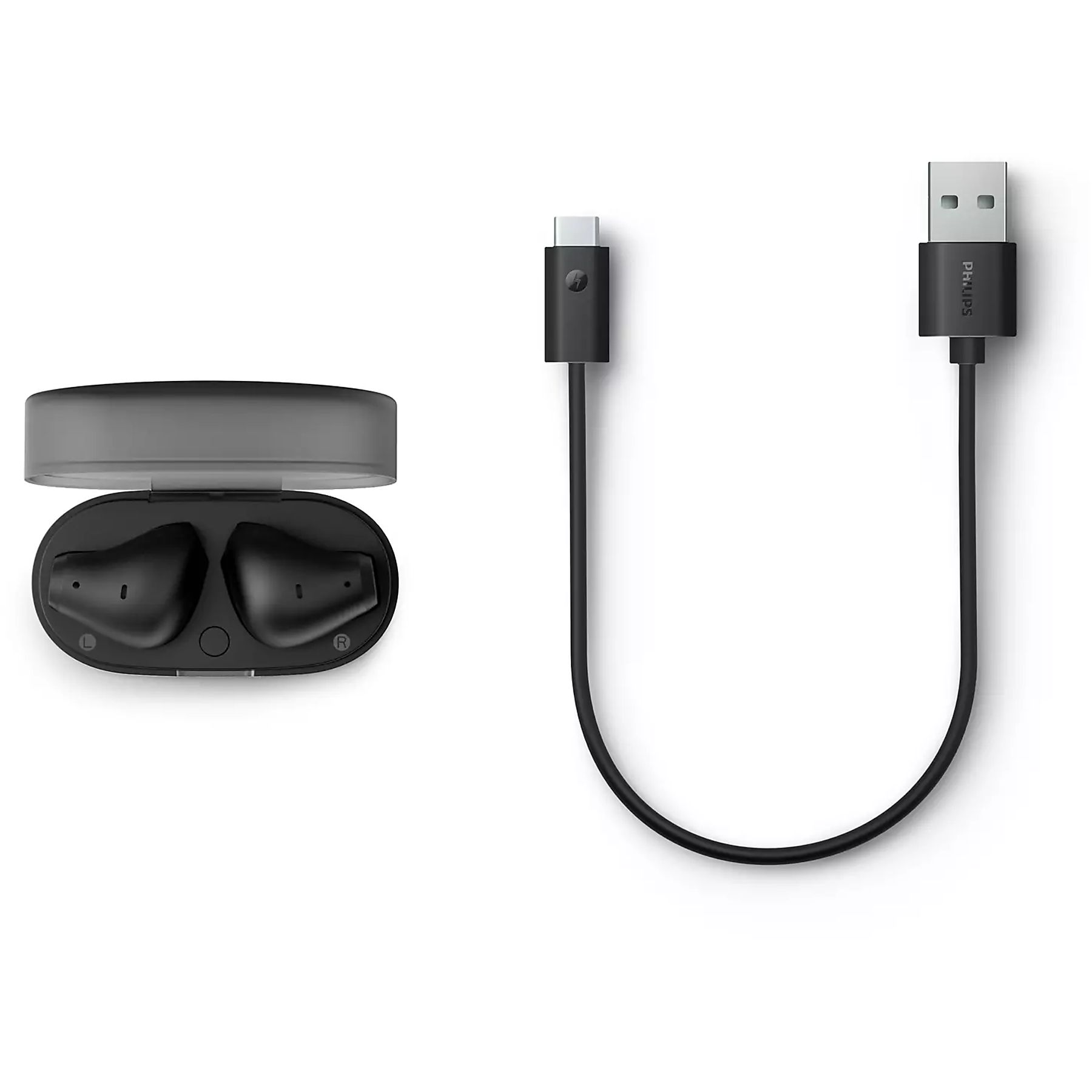 Schwarze Ohrhörer in offenem Etui, USB-C- und USB-Kabel auf Weiß. Philips-Logo auf USB. Ohrhörer mit L, R gekennzeichnet.