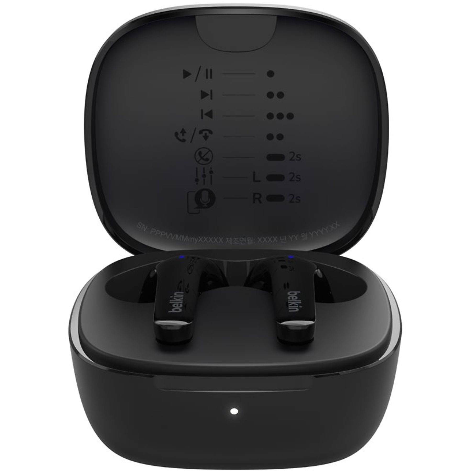 Czarne słuchawki Belkin w otwartym etui ładującym. Etui ma pokrywę z symbolami. Słuchawki znajdują się w etui.