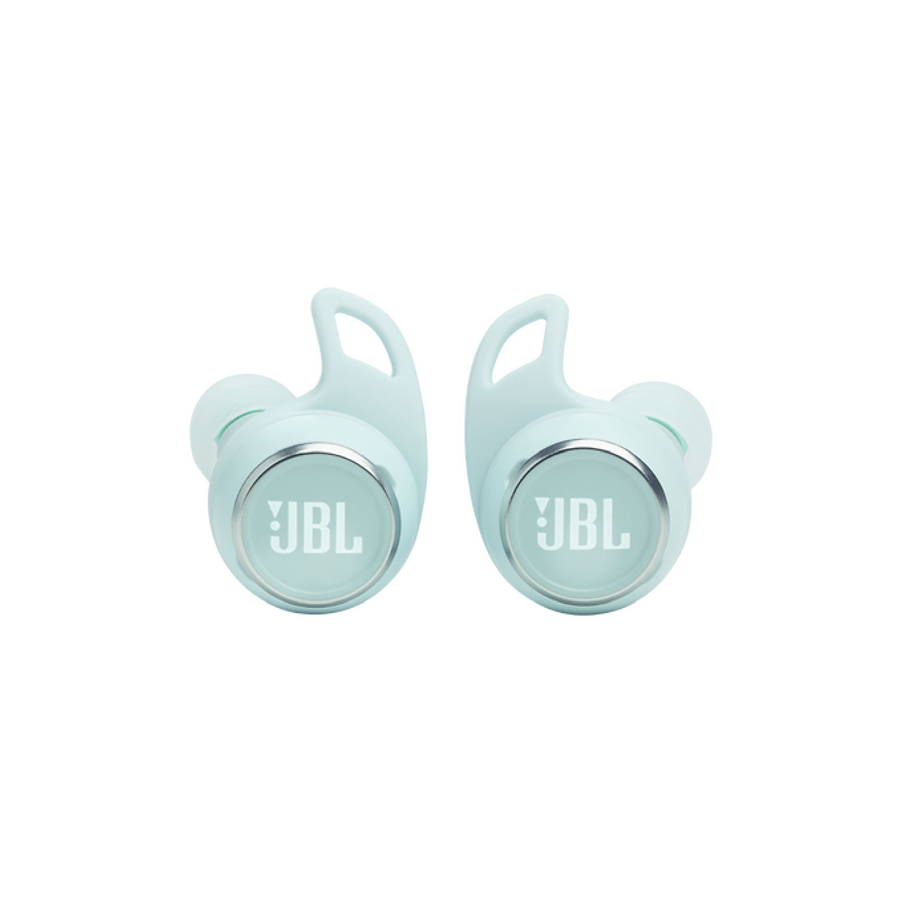 Zwei hellblaue JBL-Ohrhörer. Jeder hat das JBL-Logo. Ohrhörer vor weißem Hintergrund.