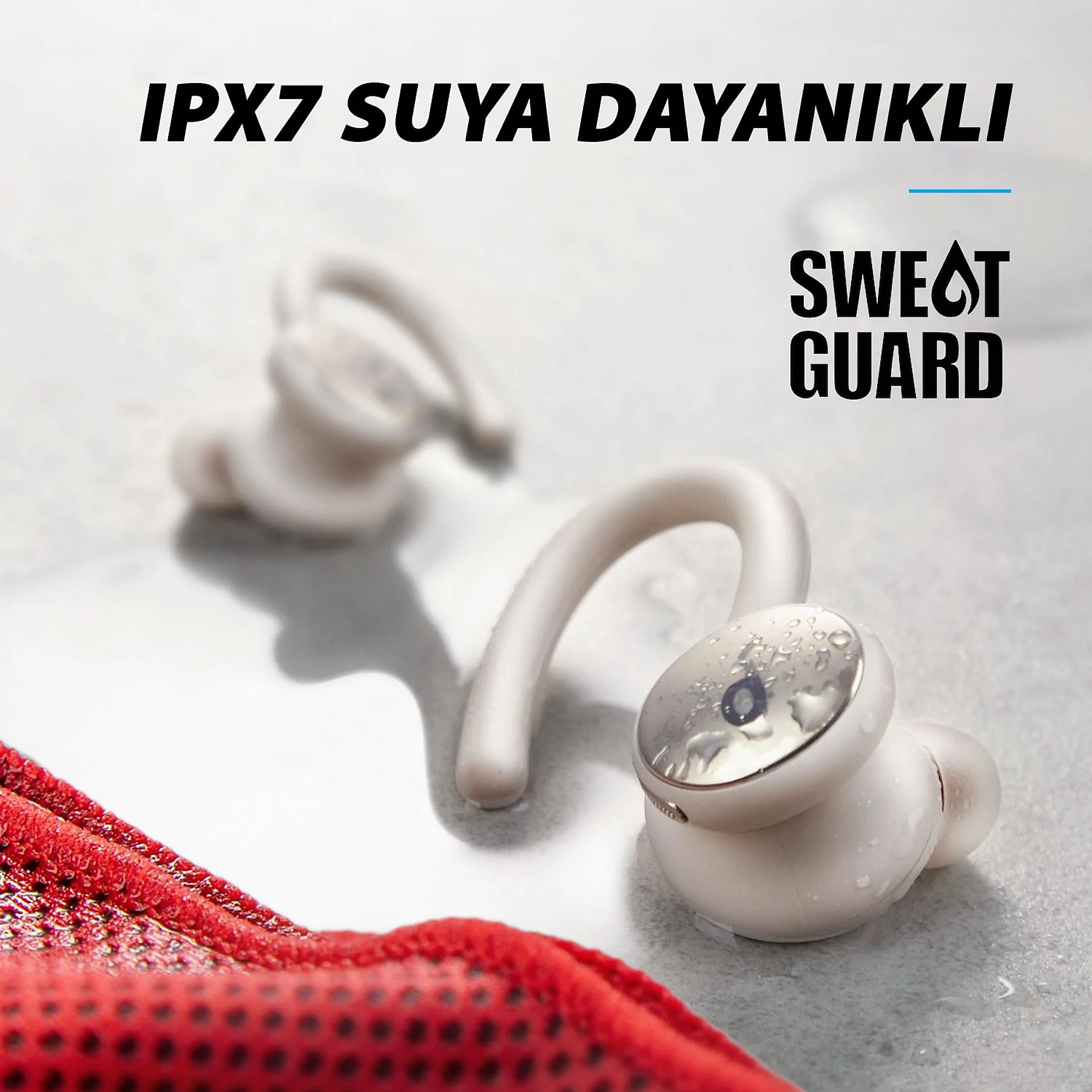 Auriculares blancos impermeables con texto Sweat Guard. Tejido de malla roja en la esquina. El fondo es gris.