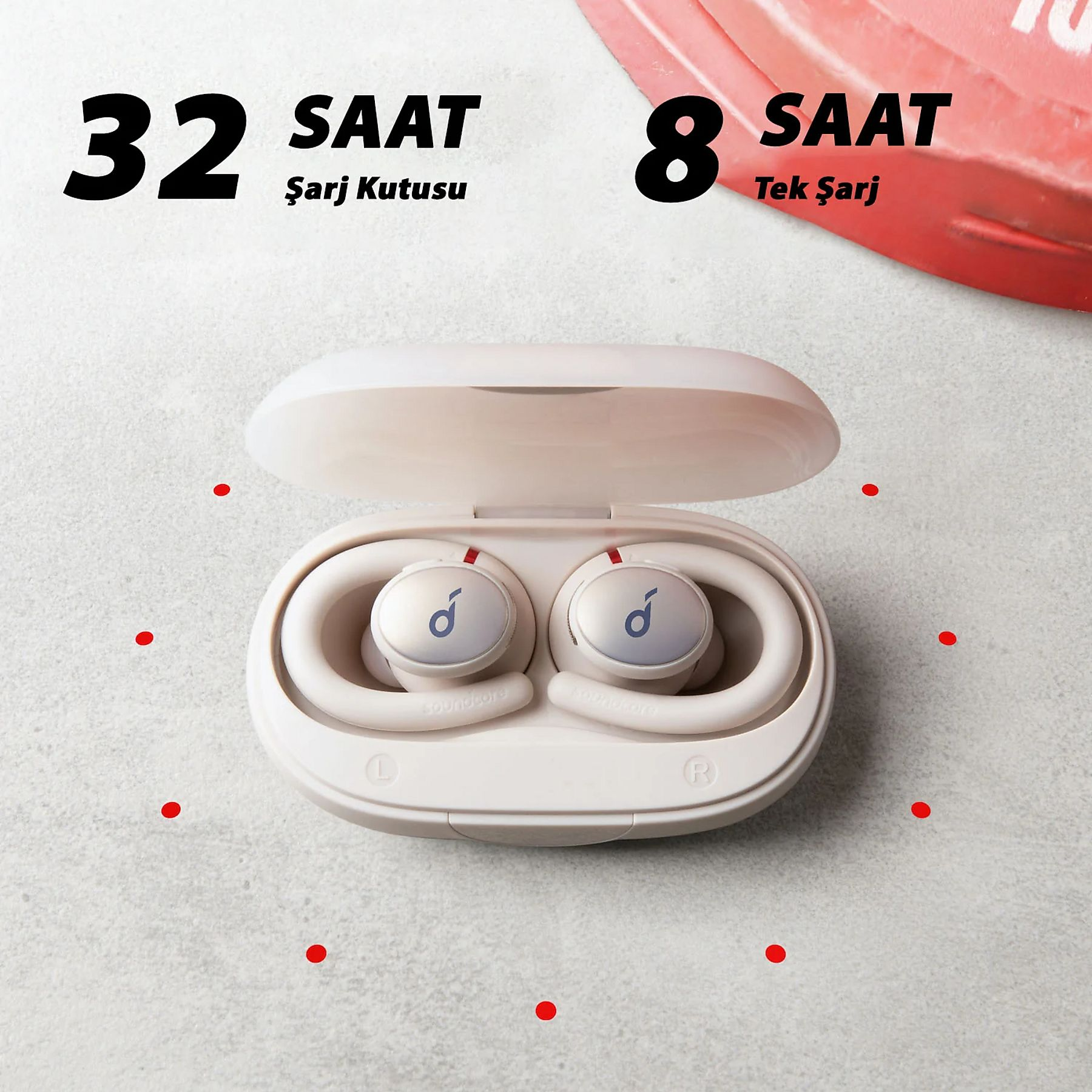 Auriculares blancos en un estuche abierto. El texto muestra 32 horas y 8 horas. Puntos rojos en la superficie gris son visibles.