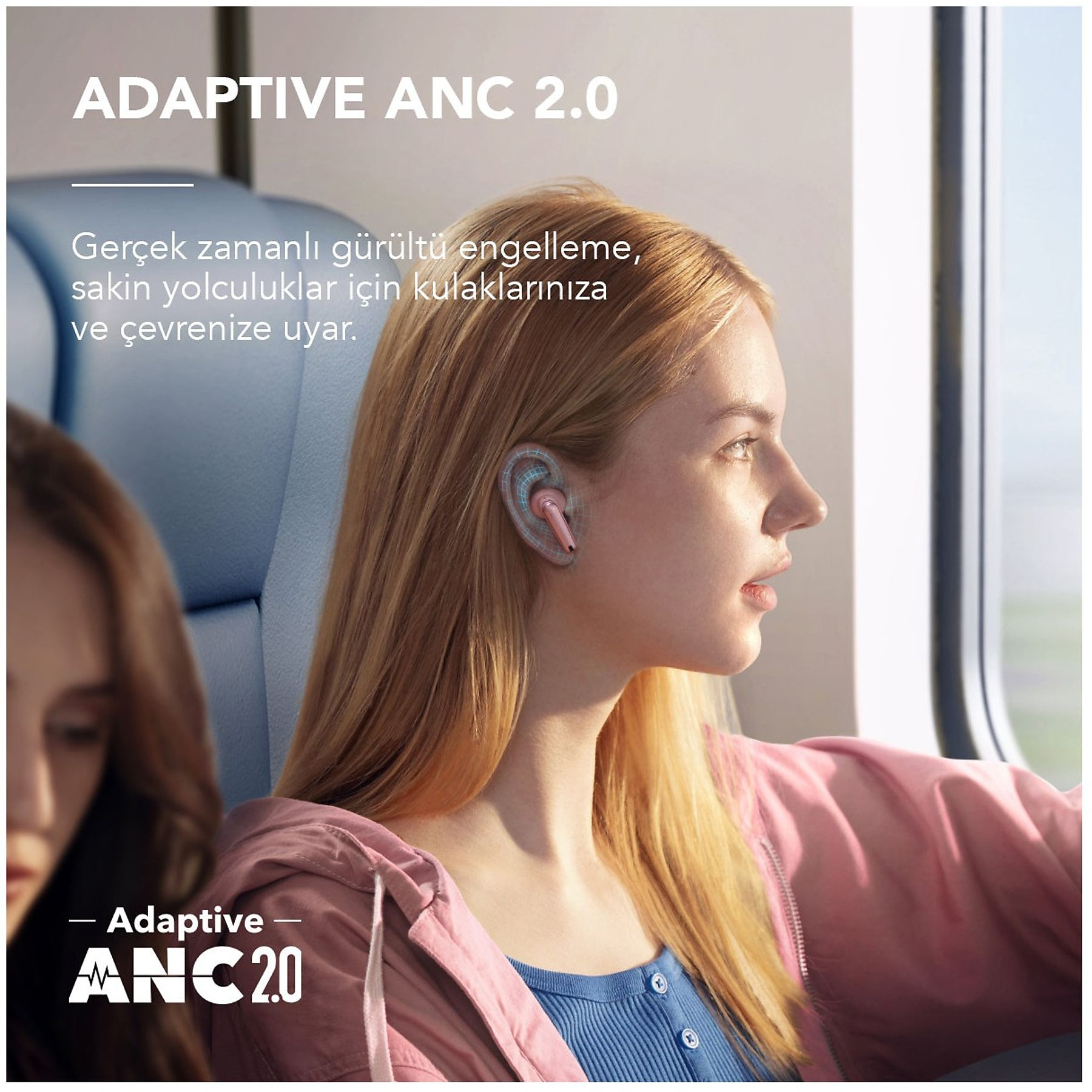 Kobieta w różowych słuchawkach, patrząca przez okno. Tekst: ADAPTIVE ANC 2.0. Ma różową kurtkę, niebieską koszulę. Inna kobieta jest rozmazana.