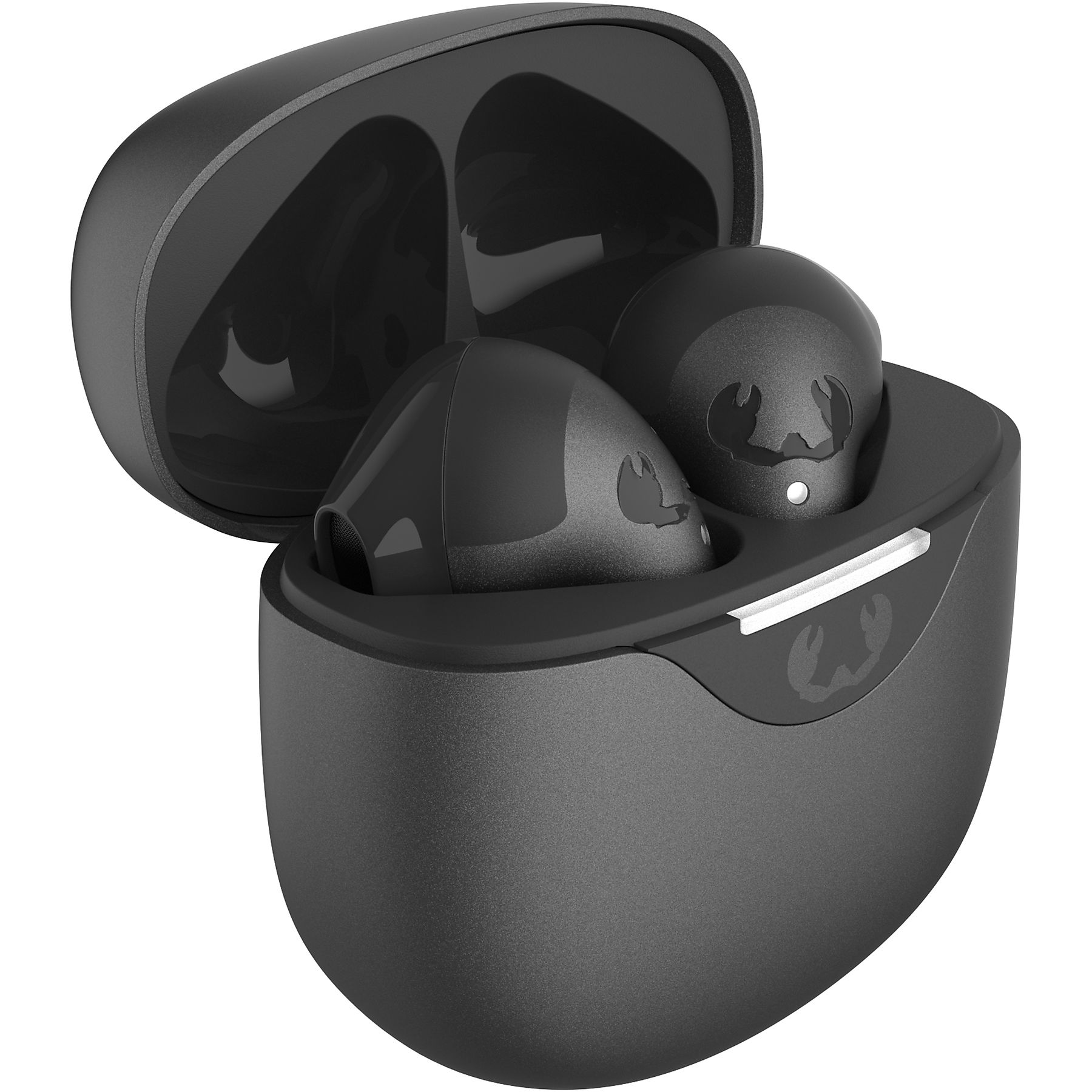 Czarne bezprzewodowe słuchawki douszne w otwartym etui ładującym. Etui i słuchawki mają nadruki logo.