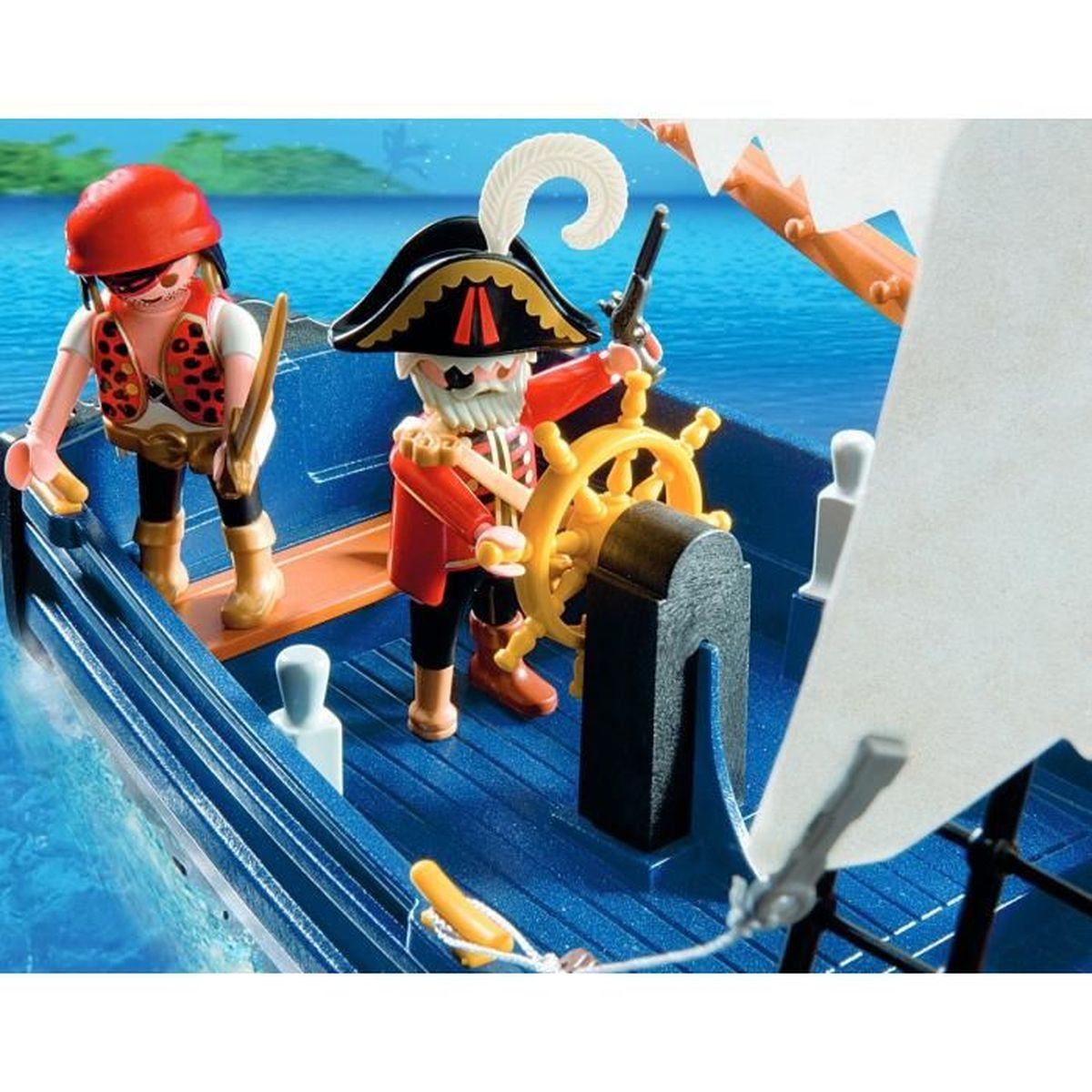 Due figure di pirati su una barca giocattolo. Uno manovra il timone, l'altro tiene una spada. Acqua blu e una vela bianca sullo sfondo.