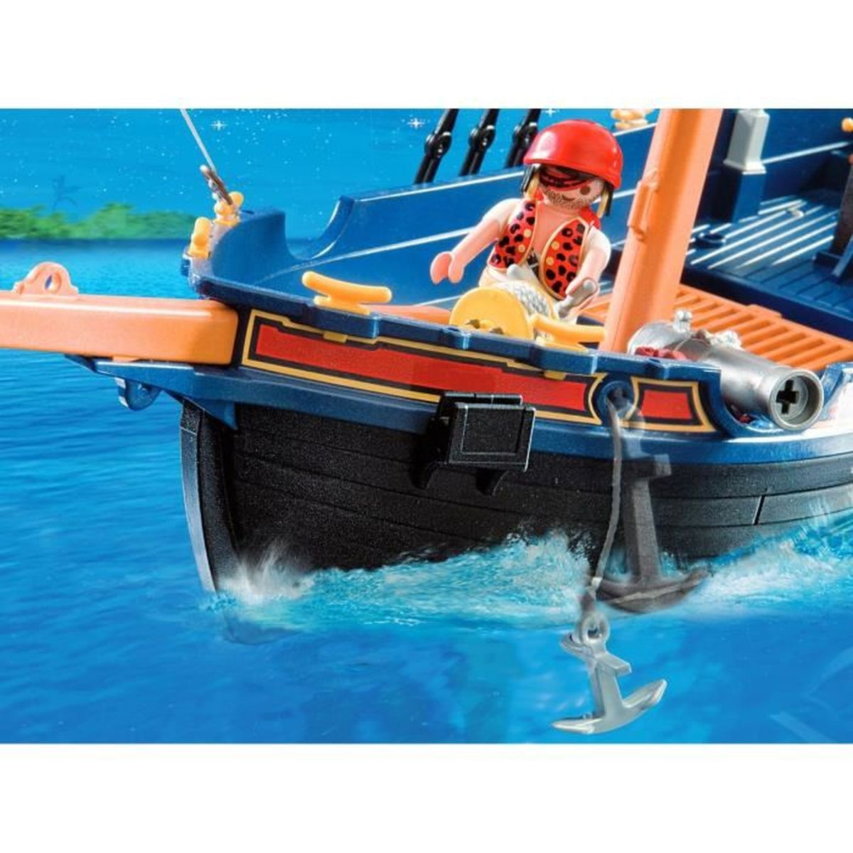 Una nave pirata giocattolo con una figura che indossa un cappello e un gilet rossi. La nave ha un'ancora ed è in acqua blu.