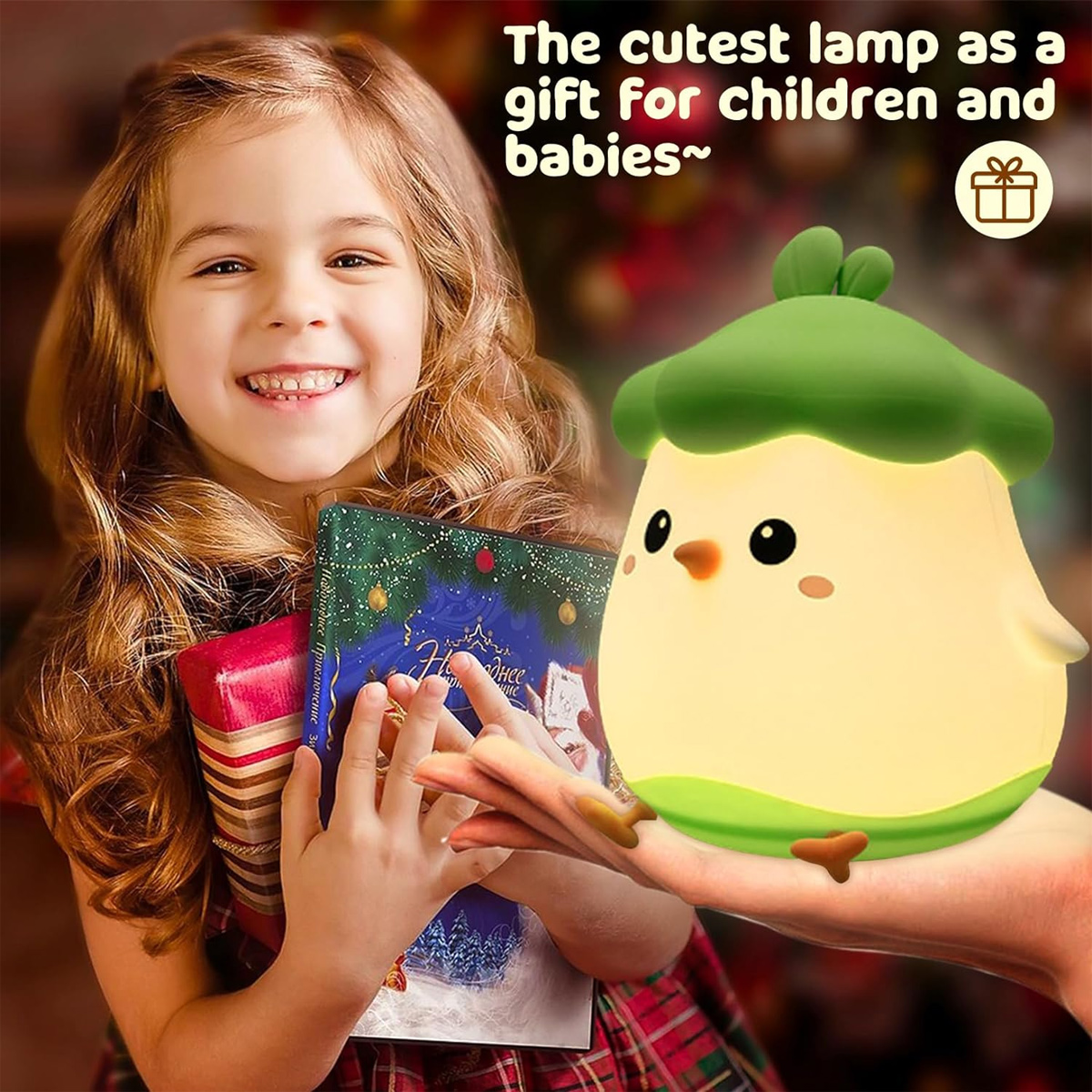 Ein lächelndes Mädchen hält ein Buch und ein Geschenk. Eine niedliche, grün gekappte Kükenlampe wird in einer Hand gehalten. Text: süßeste Lampe für Babys.