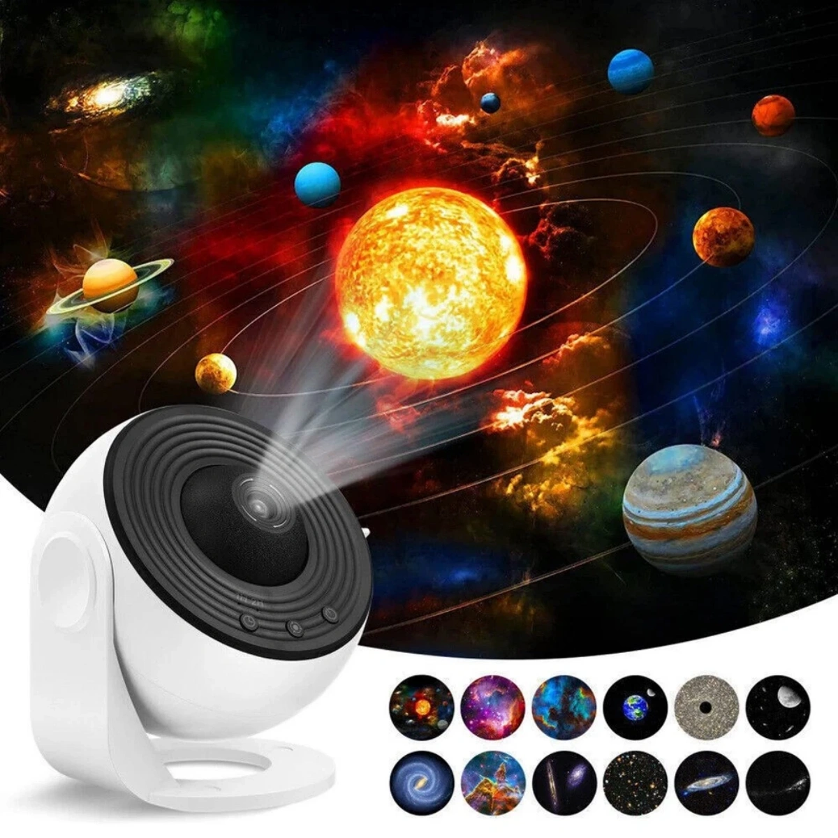 Ein weißer Projektor projiziert einen Sternenhimmel auf einen dunklen Hintergrund mit Planeten. Zusätzliche Bilder von Galaxien befinden sich unten.