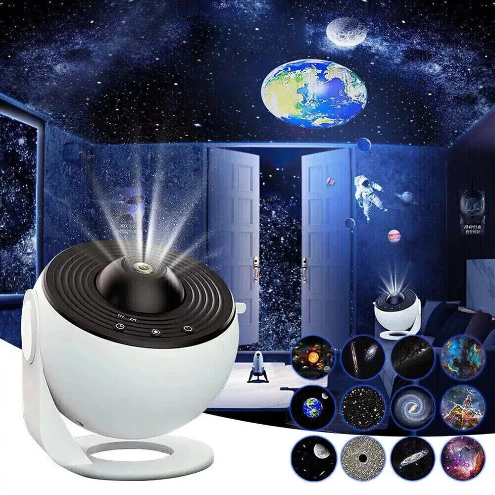 Ein weiß-schwarzer Projektor projiziert Sterne an die Decke. Die Szene umfasst Planeten, einen Astronauten und ein Galaxiedesign.