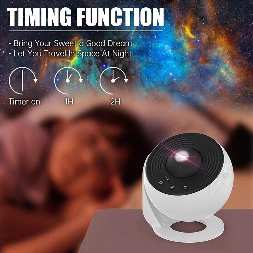 Ein weiß-schwarzer Projektor mit Timereinstellungen. Im Hintergrund wird eine Galaxie projiziert. Eine Person liegt im Bett.